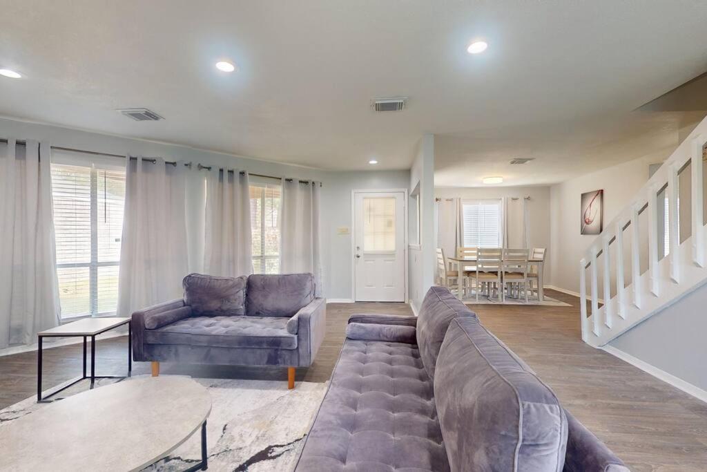 Entire 3/2.5 Lux Retreat Home in the heart of Houston few Miles from Major Houston attractions & Pets Friendly view 5