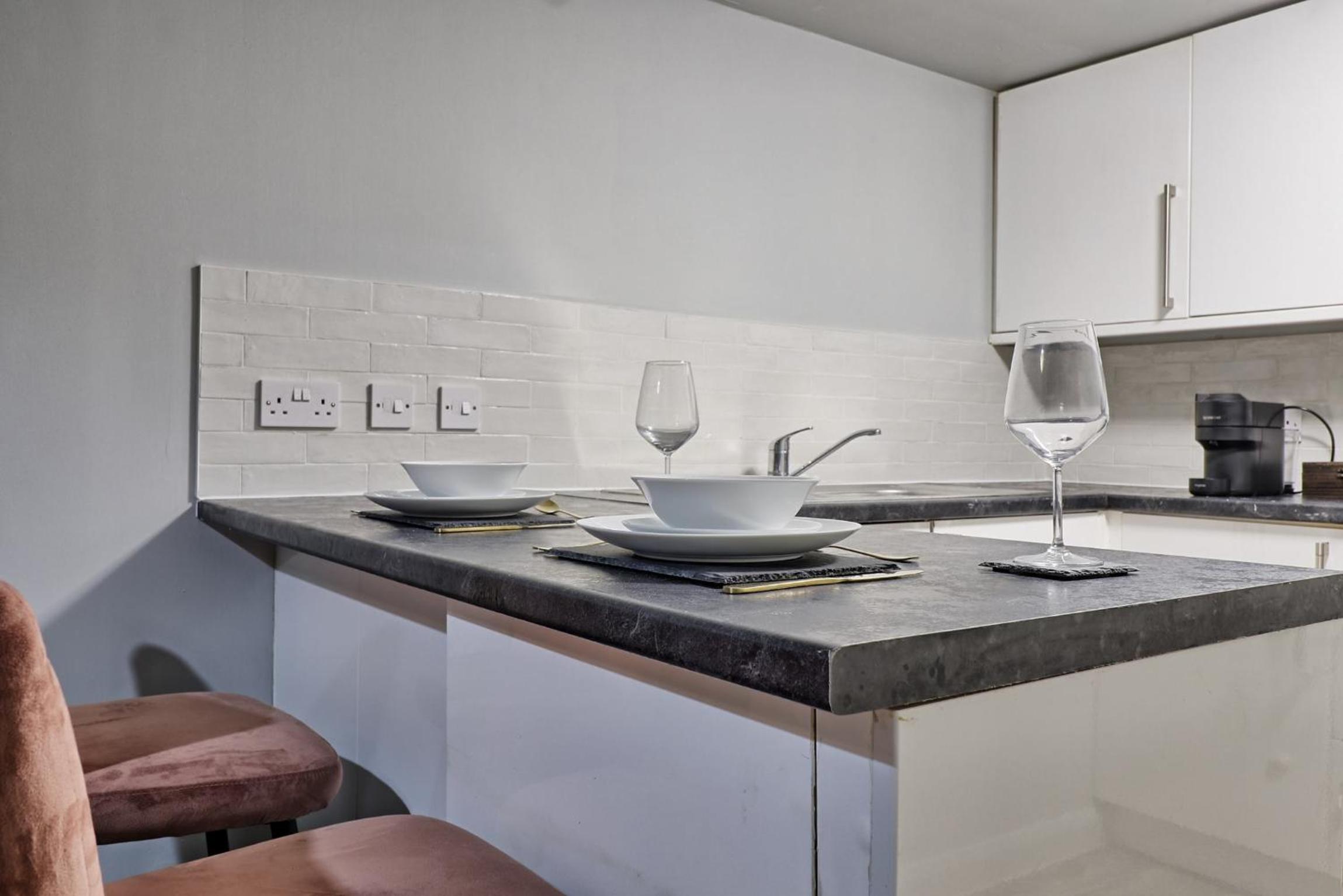Deluxe Large Three Room Apartment by Southend Stays view 5