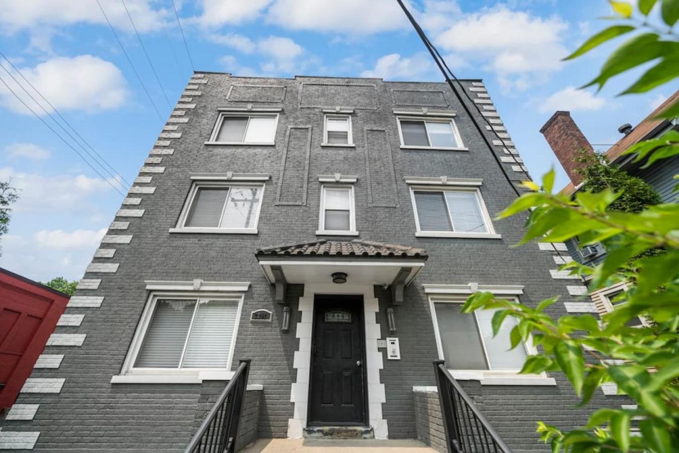 Classy 2BR Condo Near City Centre - OTR, UC, Zoo