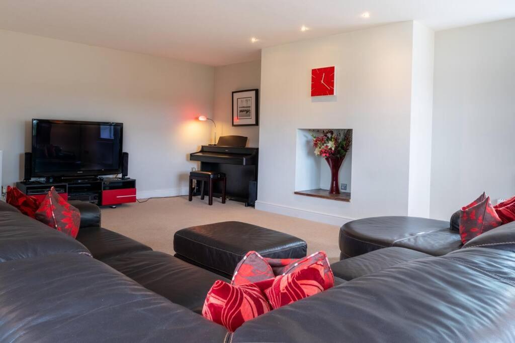 Superb 4BD Stay in Wyton and Houghton Village view 3