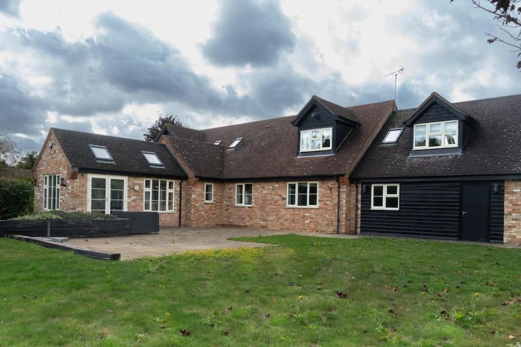 Superb 4BD Stay in Wyton and Houghton Village view 4