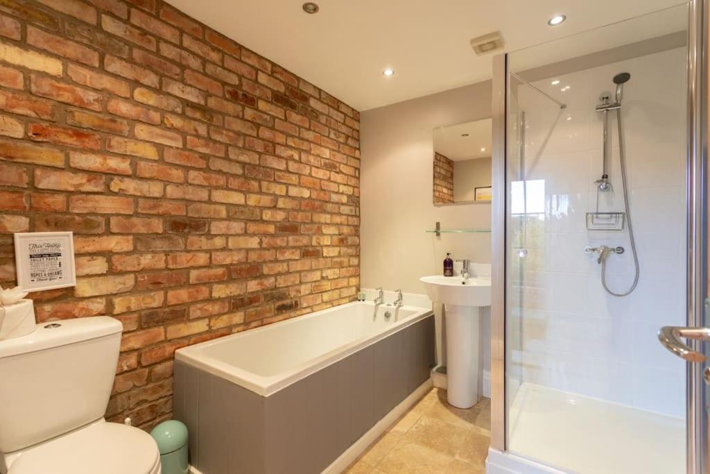 The Garden House in Low Catton view 5