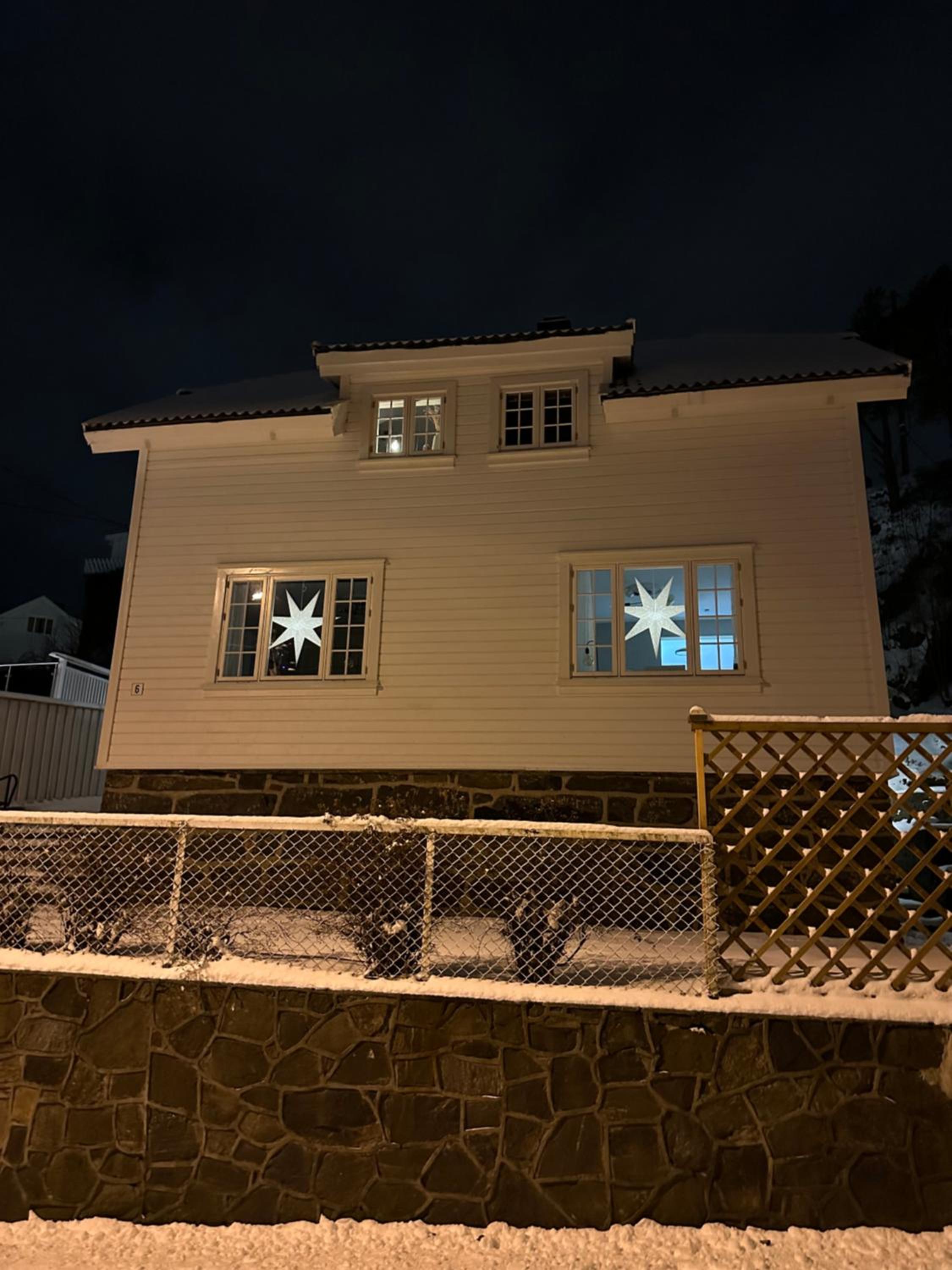 Fin leilighet, sentralt og sjønært,med parkering view 2