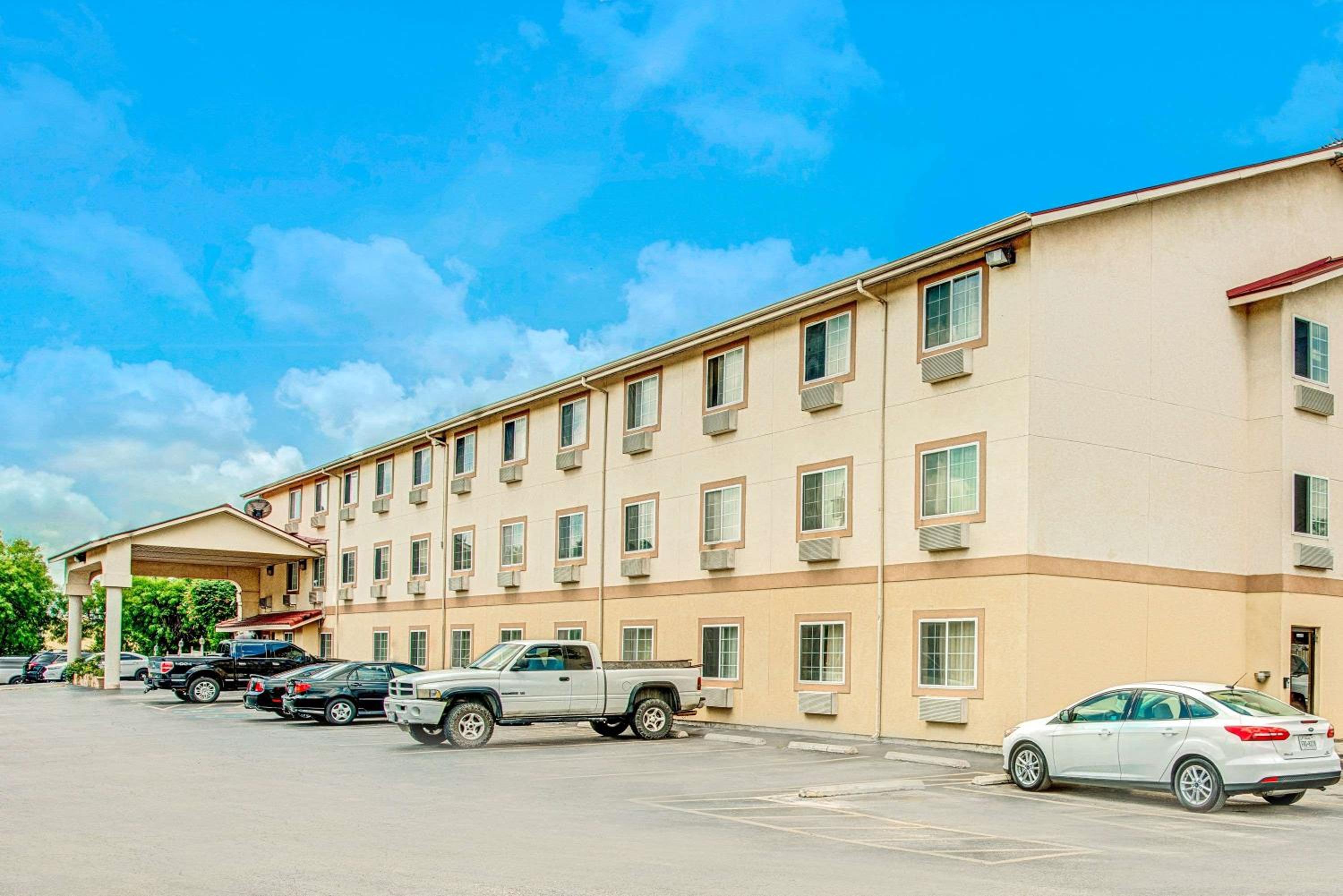Super 8 by Wyndham San Antonio/Fiesta-0