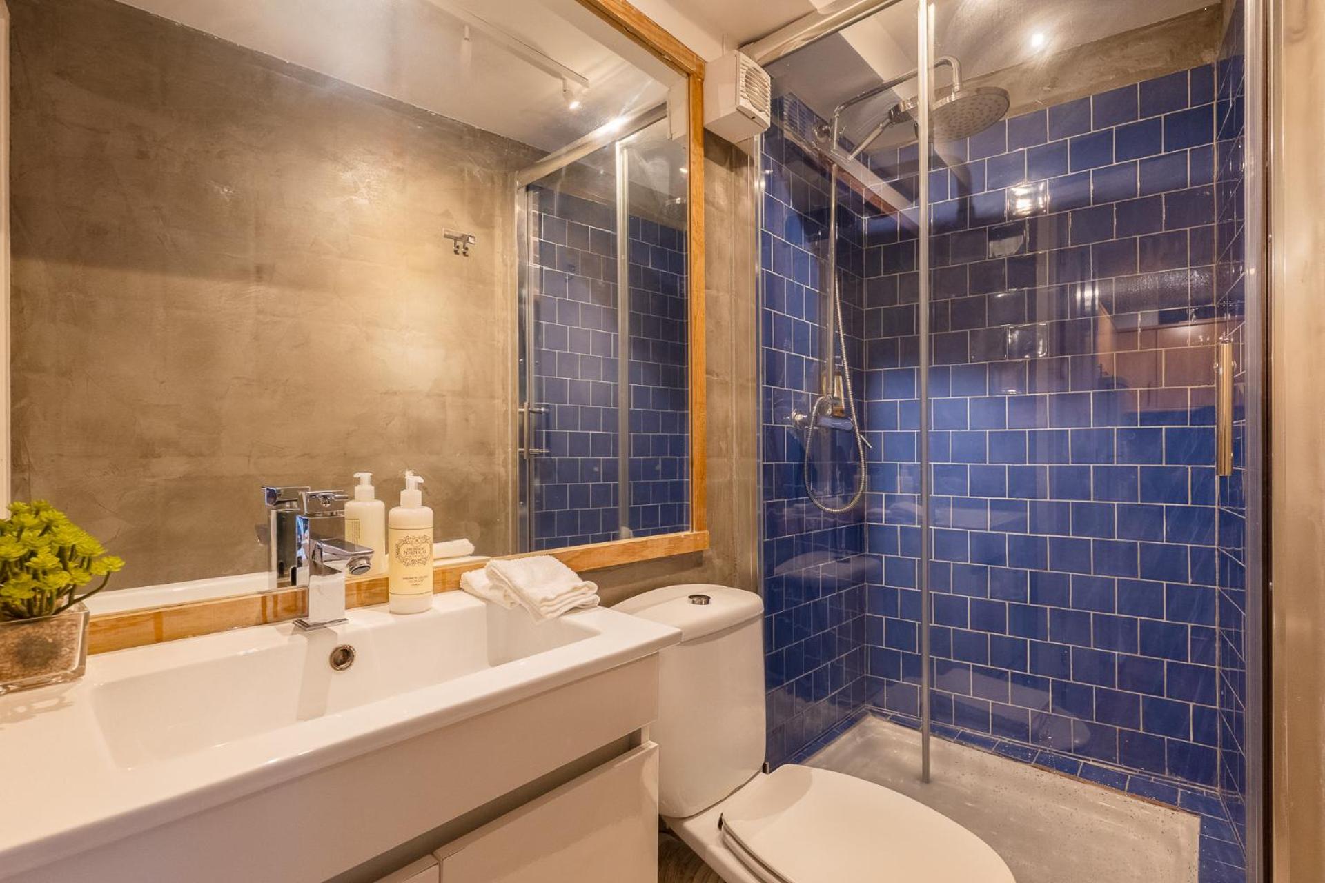 Contemporary Apartment in Chiado 3 view 2