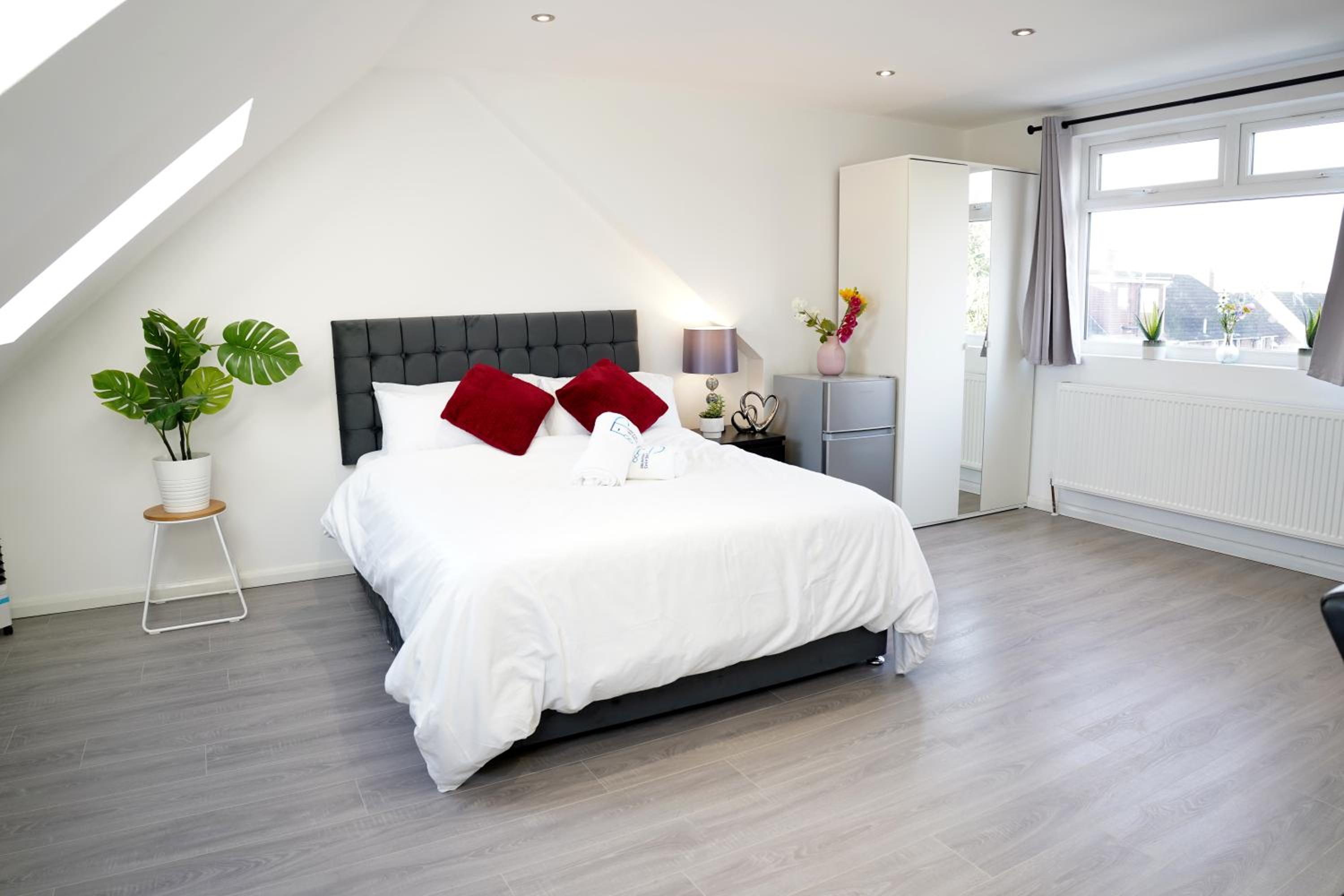 32GC Dreams Unlimited - Heathrow Studio Flat w free on-street parking view 3