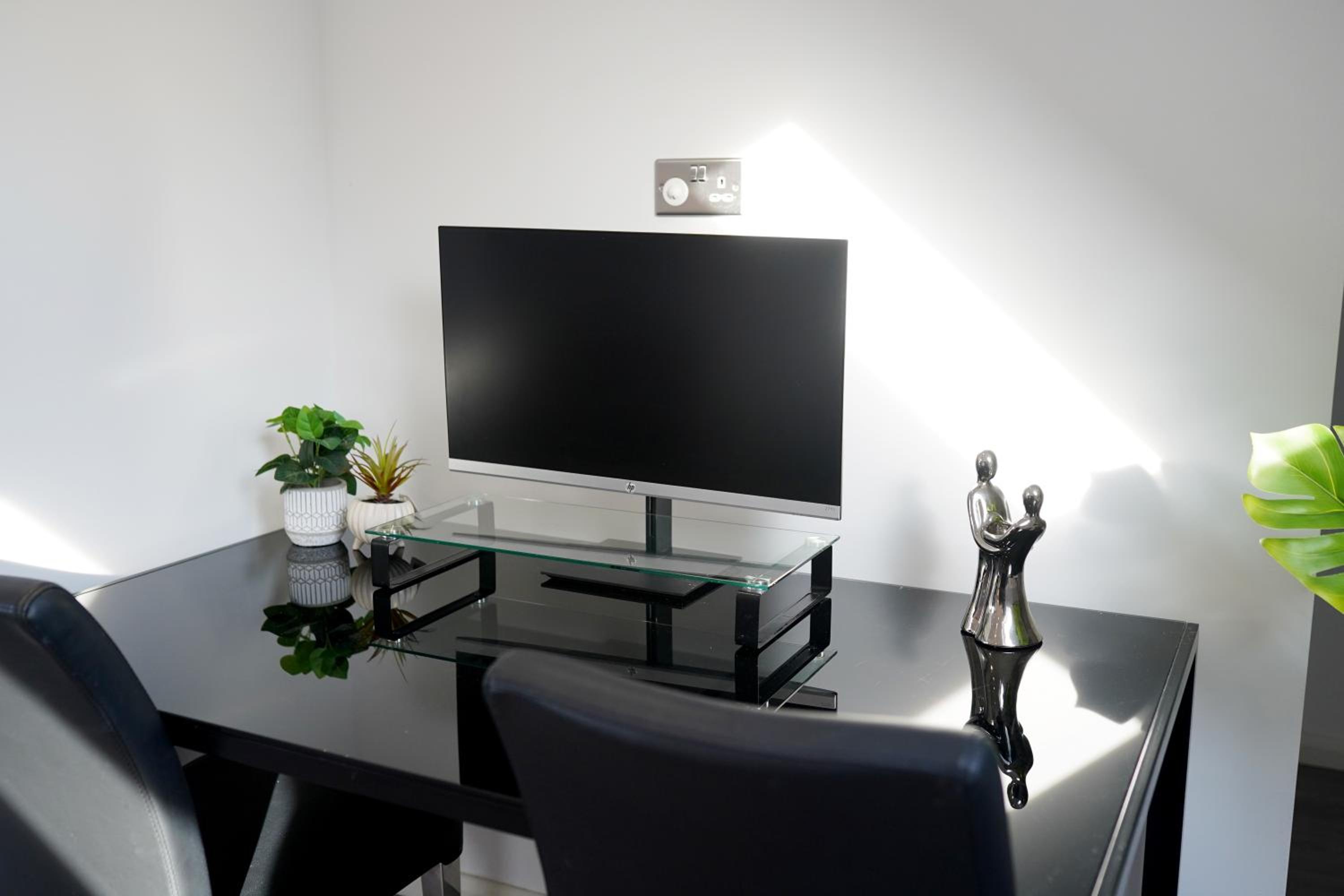32GC Dreams Unlimited - Heathrow Studio Flat w free on-street parking view 4