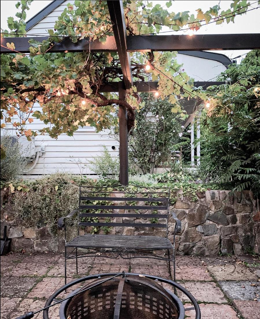 MARIGOLD COTTAGE Charming 1870s central Daylesford cottage