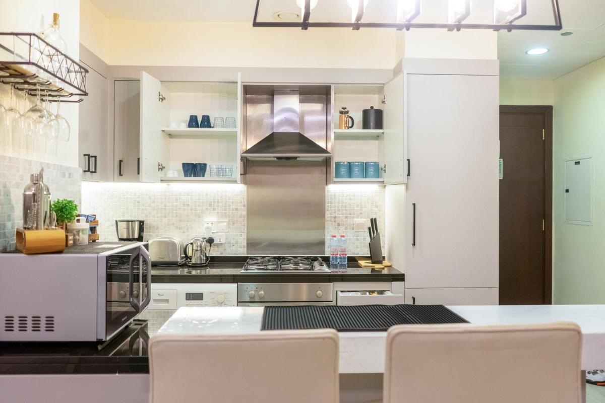 Elegant Apartment with Burj Khalifa View, Downtown