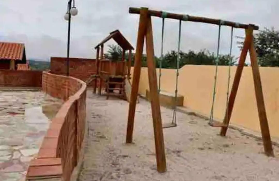 Casa de Campo Novo gravatá em condomínio, lazer completo com piscina compartilhada, churraqueira e forno a lenha privado e uma vista espetacular e com aque