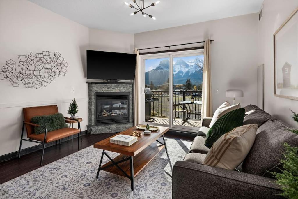 Chic Mountain View - Pool&HotTub - Fireplace - BBQ!