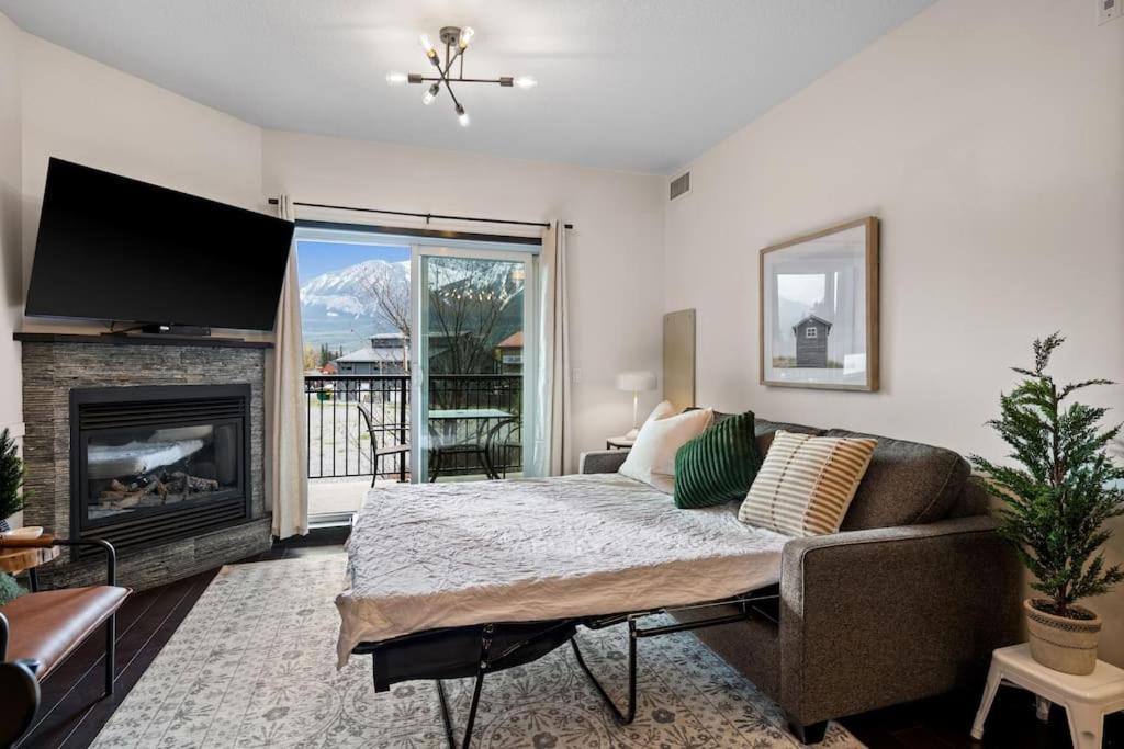 Chic Mountain View - Pool&HotTub - Fireplace - BBQ!