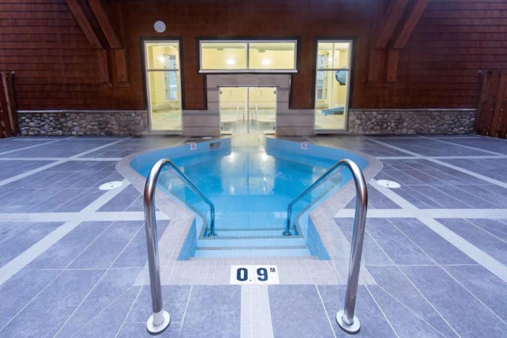 Chic Mountain View - Pool&HotTub - Fireplace - BBQ!