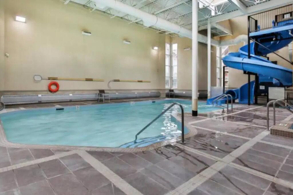 Chic Mountain View - Pool&HotTub - Fireplace - BBQ!