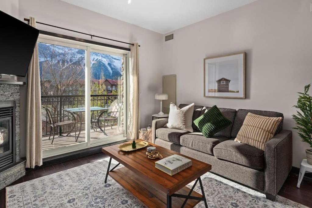 Chic Mountain View - Pool&HotTub - Fireplace - BBQ!