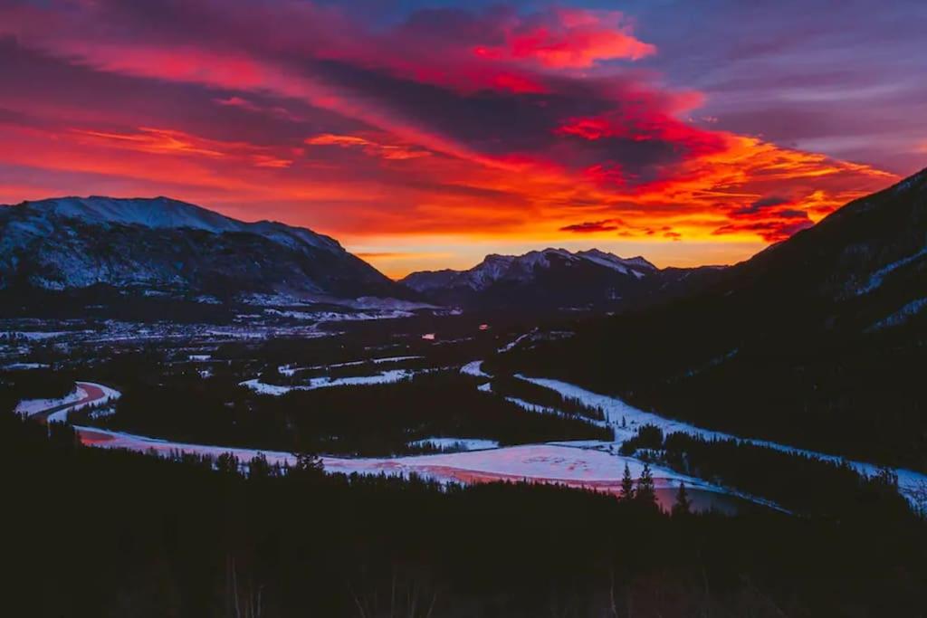Chic Mountain View - Pool&HotTub - Fireplace - BBQ!