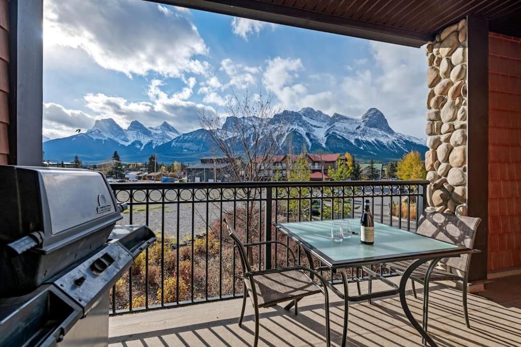 Chic Mountain View - Pool&HotTub - Fireplace - BBQ!