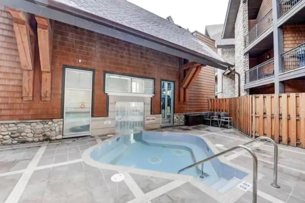 Chic Mountain View - Pool&HotTub - Fireplace - BBQ!