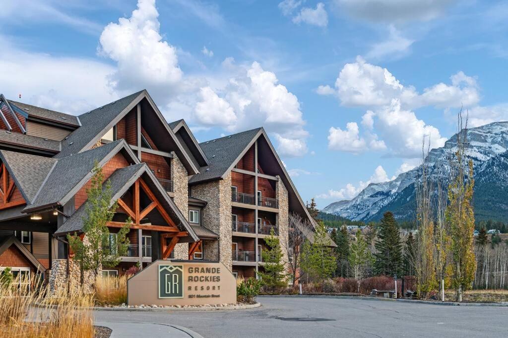 Chic Mountain View - Pool&HotTub - Fireplace - BBQ!