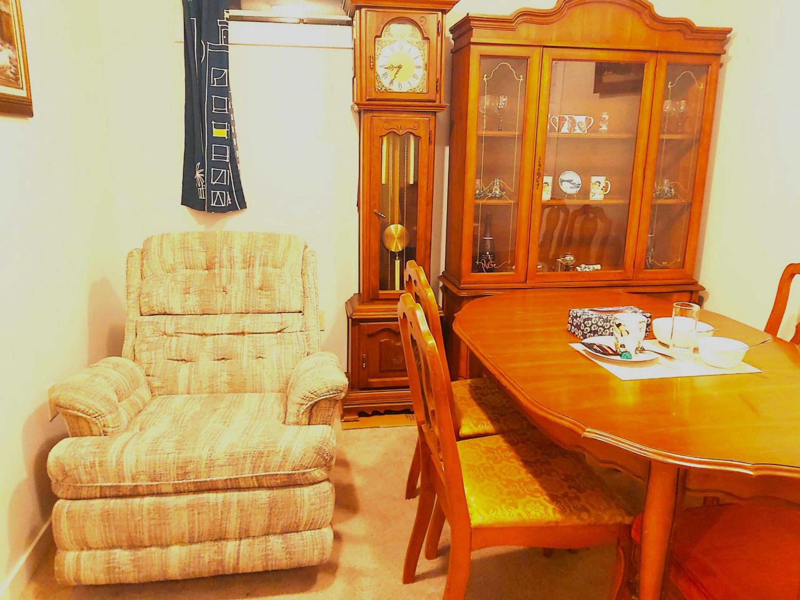 Lovely comfy home private bath in central Calgary