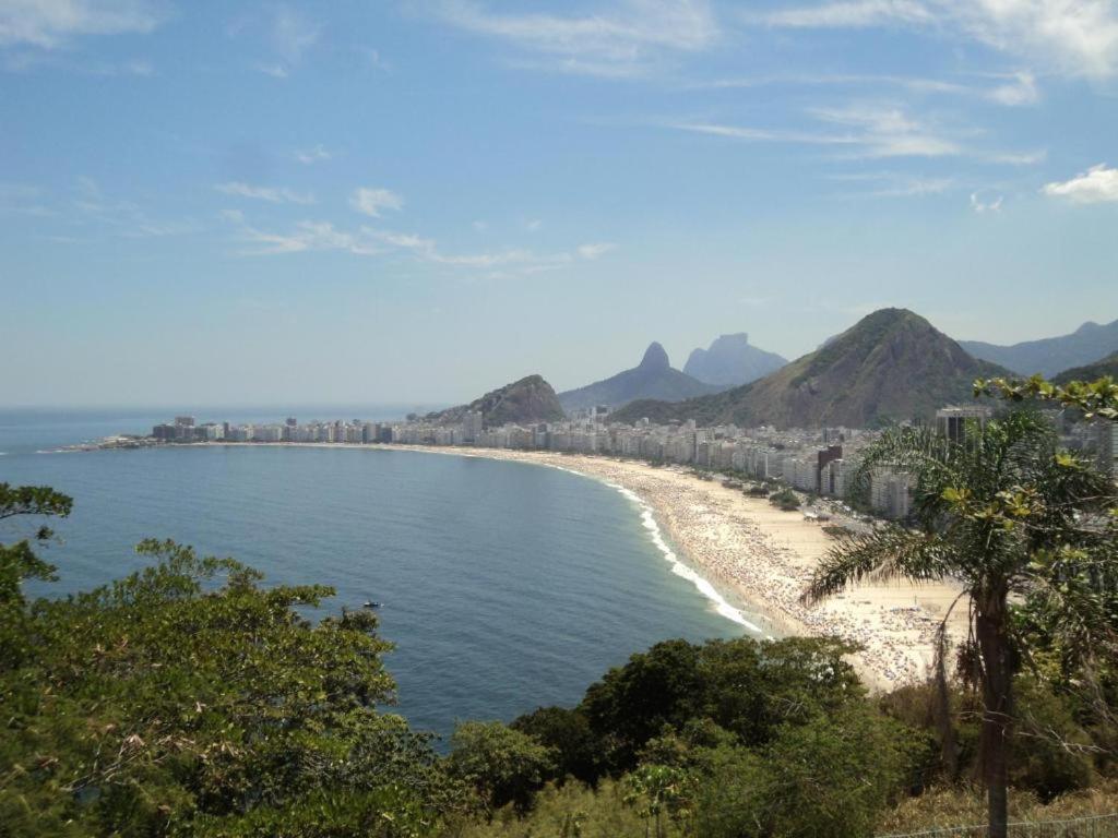 Studio completo na praia de Copacabana , claro e silencioso, com ar, wifi, netflix, até 3 pessoas, pauloangerami BR502
