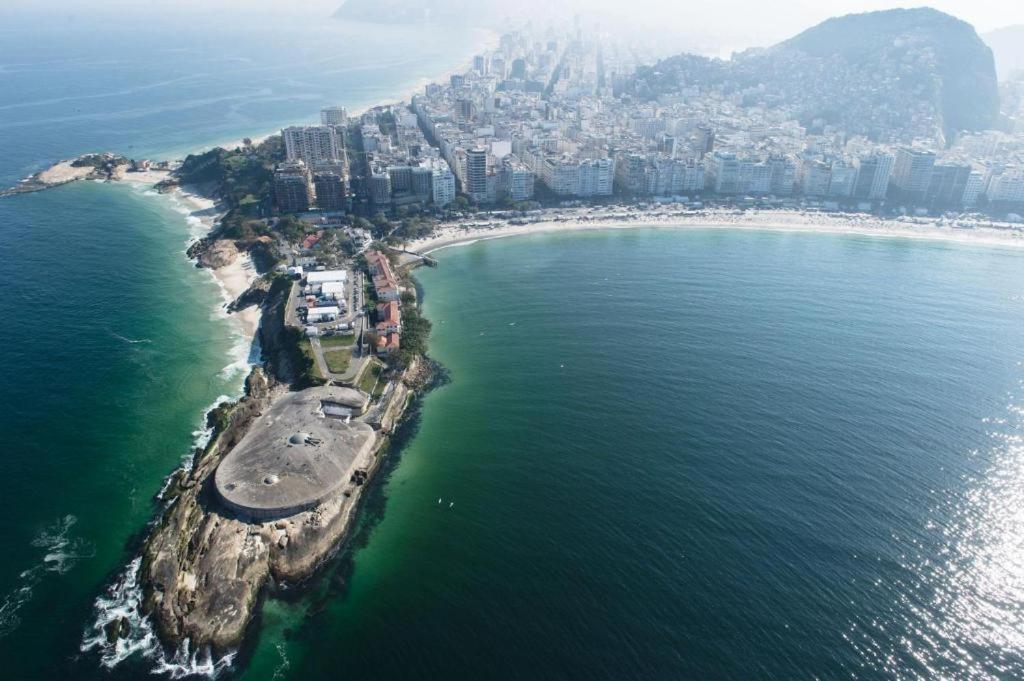 Studio completo na praia de Copacabana , claro e silencioso, com ar, wifi, netflix, até 3 pessoas, pauloangerami BR502