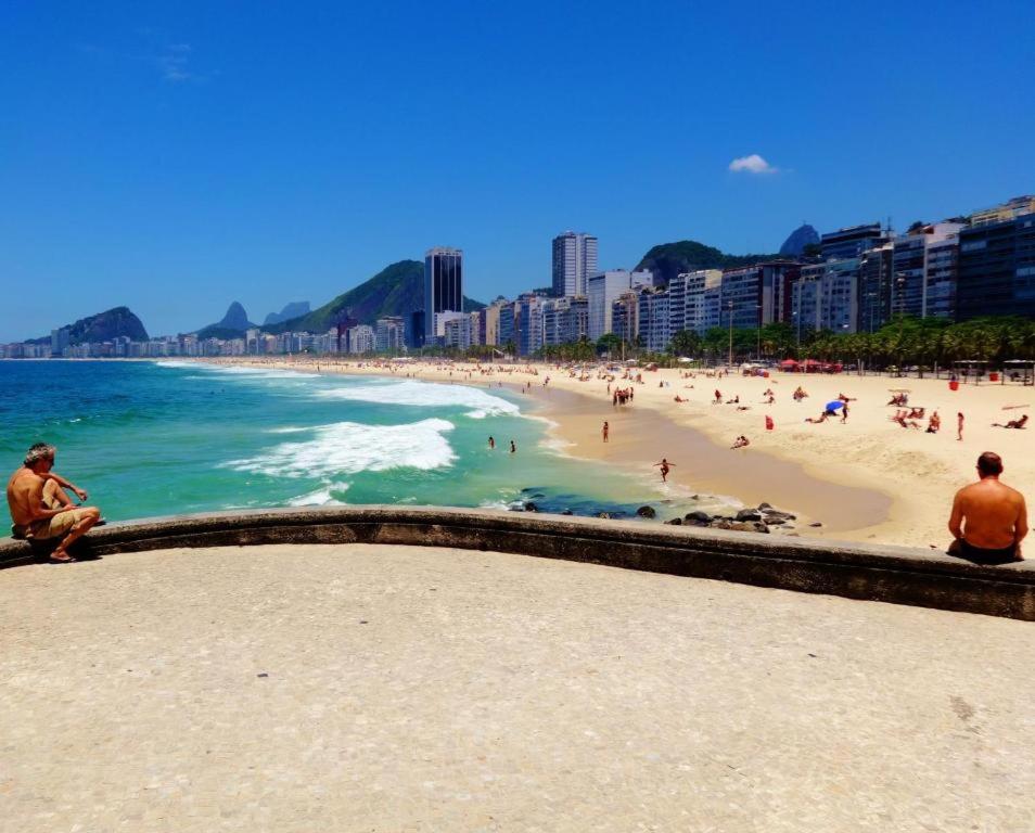 Studio completo na praia de Copacabana , claro e silencioso, com ar, wifi, netflix, até 3 pessoas, pauloangerami BR502
