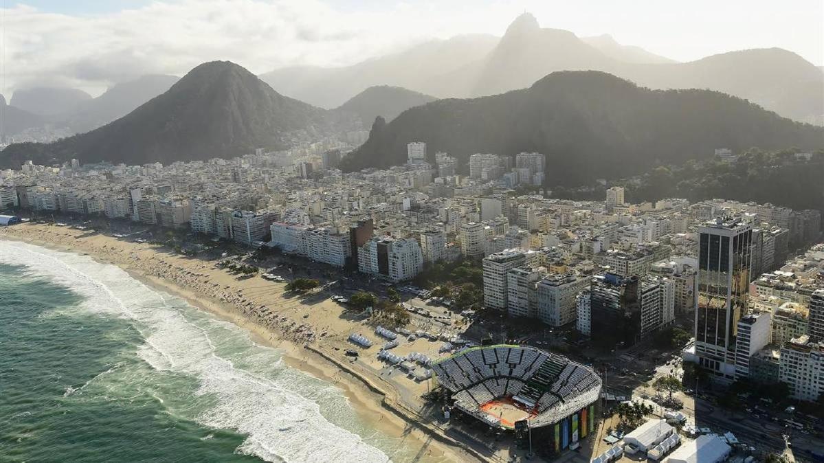Studio completo na praia de Copacabana , claro e silencioso, com ar, wifi, netflix, até 3 pessoas, pauloangerami BR502