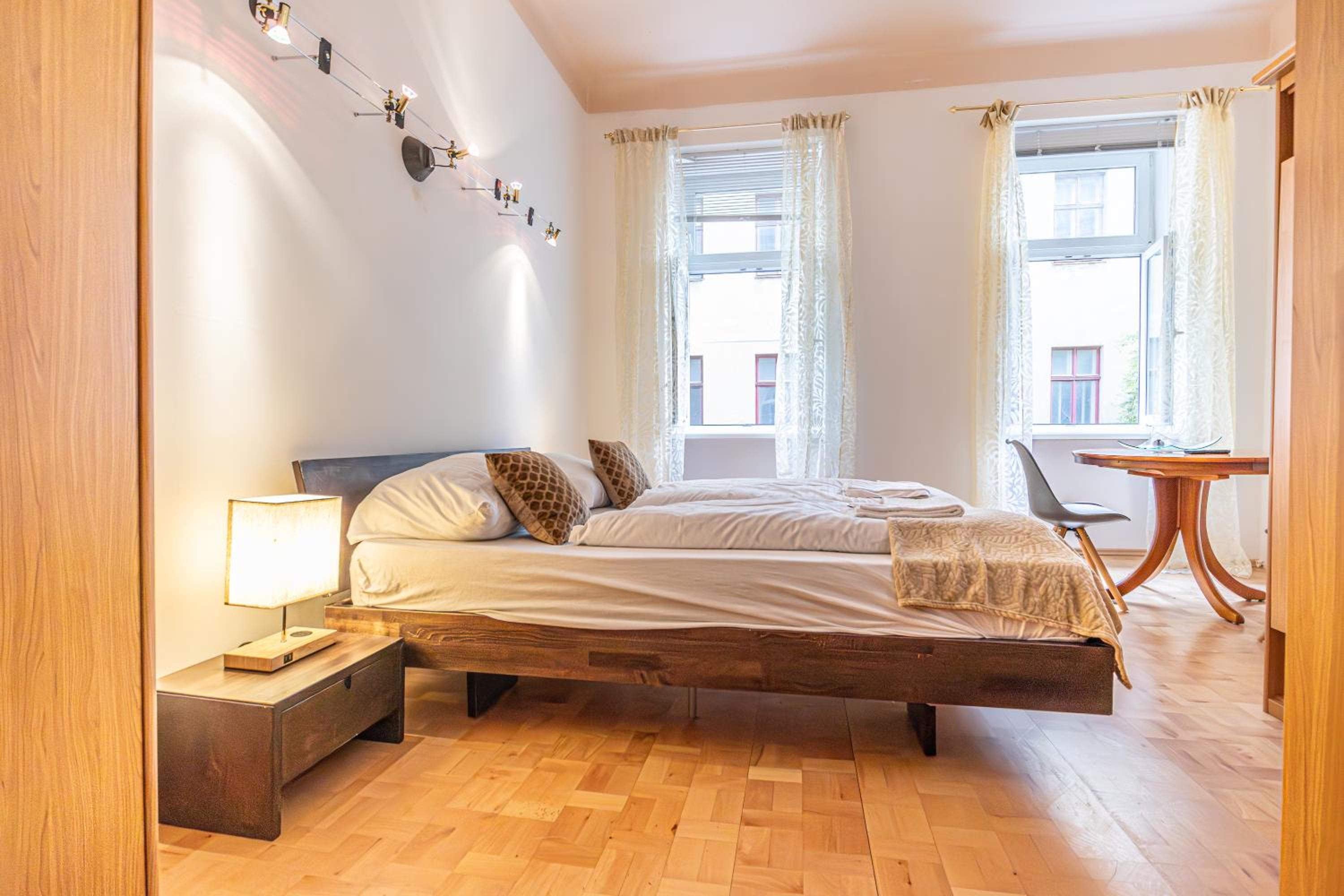 Cozy City Center Retreat 2BR Apt. Homelike Comfort