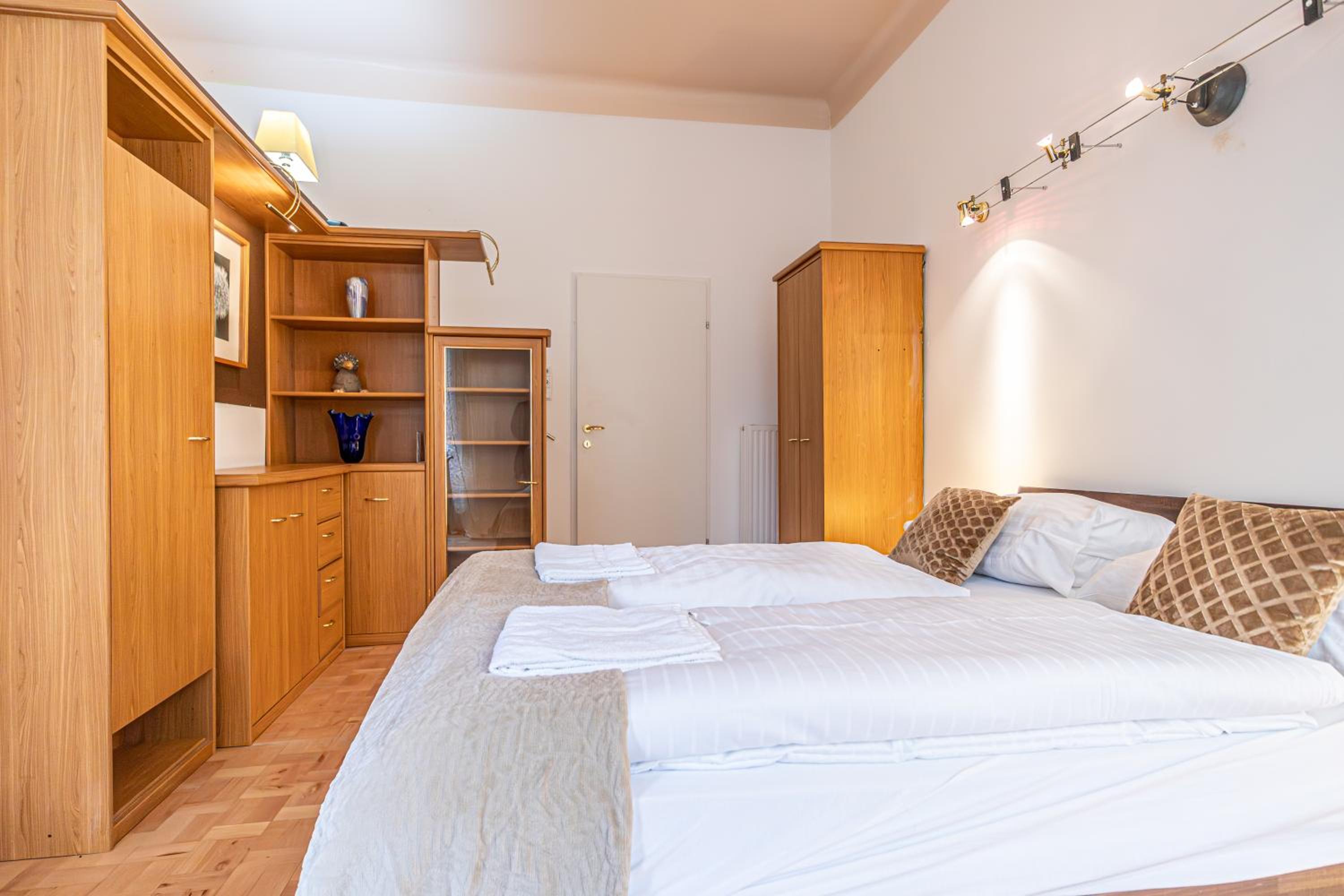 Cozy City Center Retreat 2BR Apt. Homelike Comfort