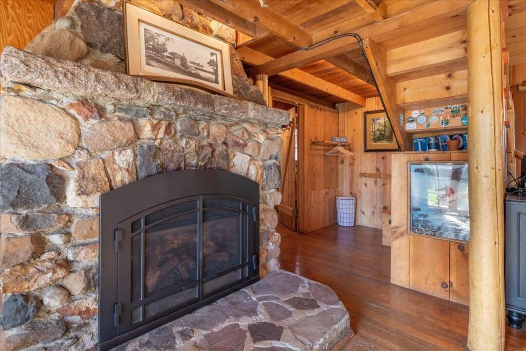 Coziest Cabin in Tahoe w Stone Fireplace Comfy Beds Close to Slopes & Lake view 3