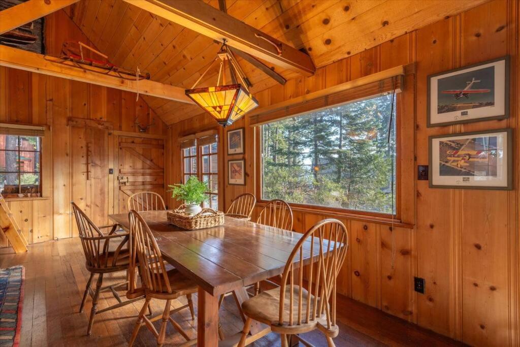 Coziest Cabin in Tahoe w Stone Fireplace Comfy Beds Close to Slopes & Lake view 4
