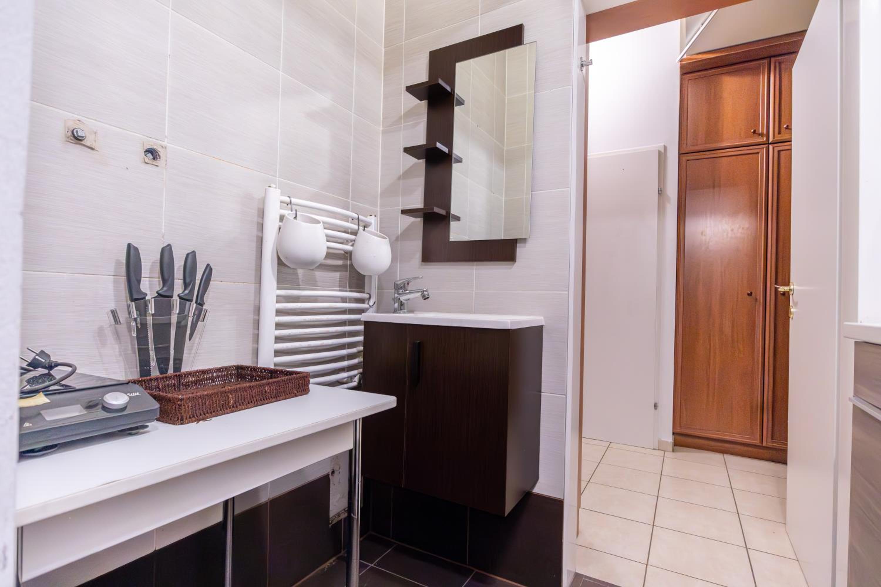 Cozy City Center Retreat 2BR Apt. Homelike Comfort
