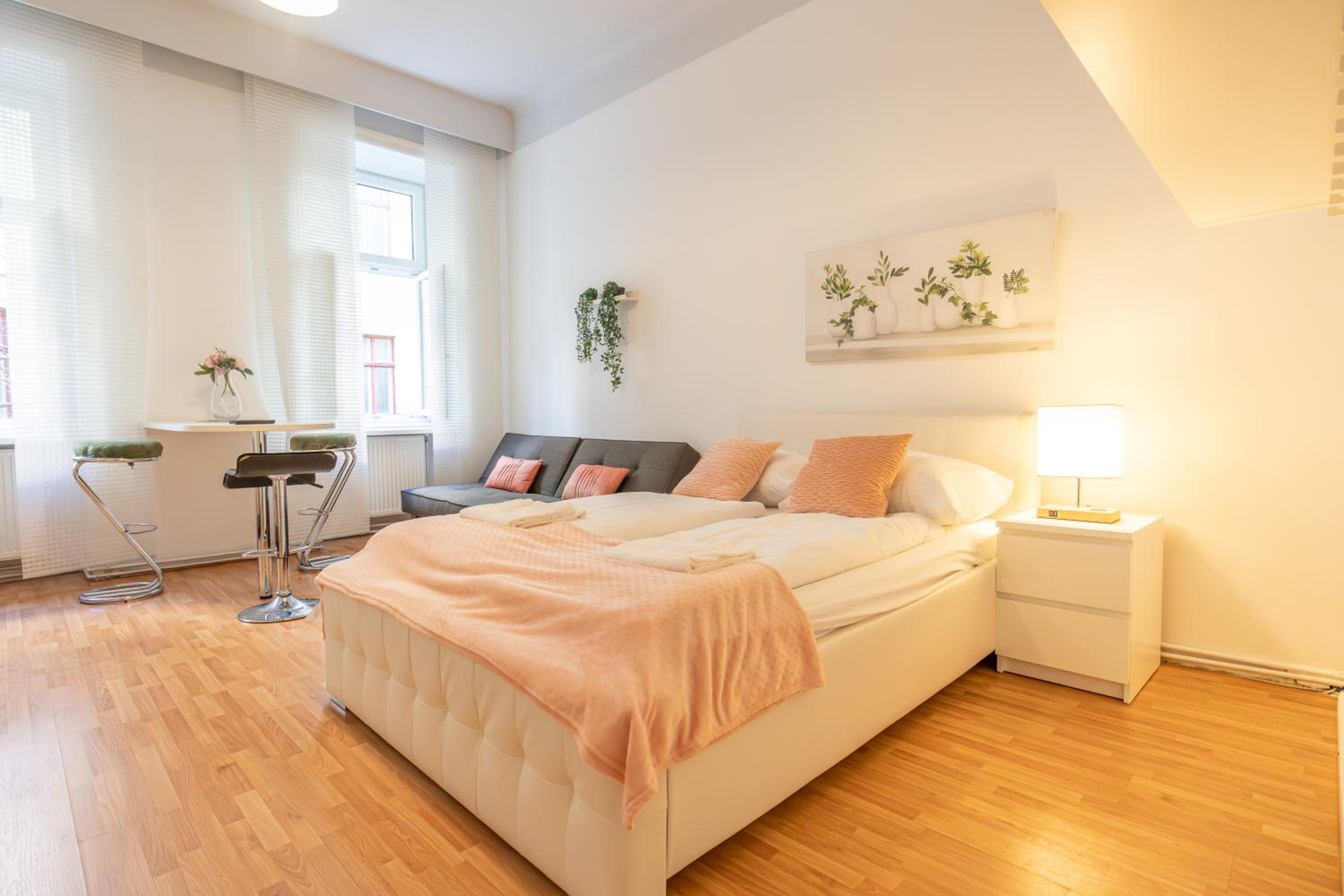 Cozy City Center Retreat 2BR Apt. Homelike Comfort