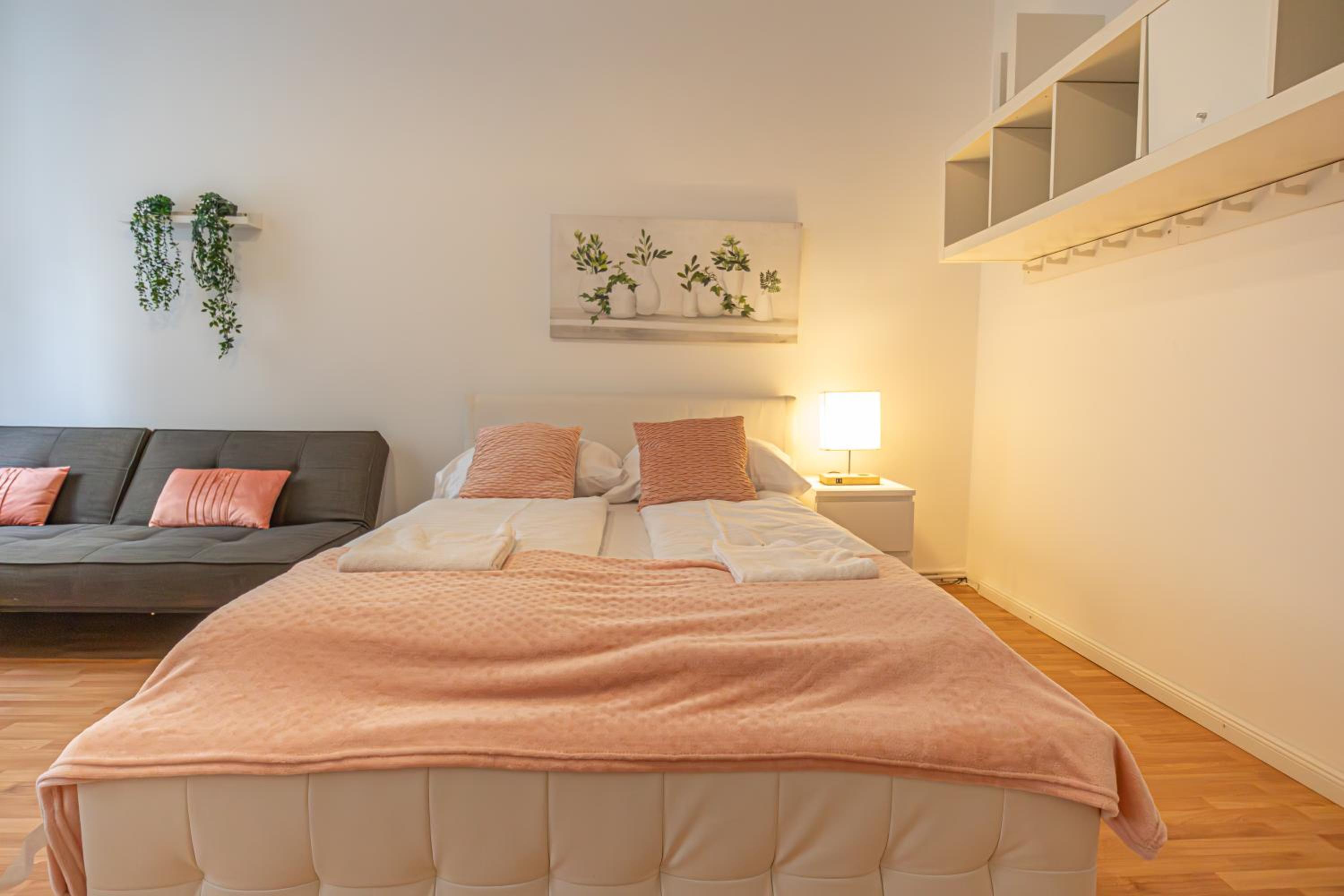 Cozy City Center Retreat 2BR Apt. Homelike Comfort