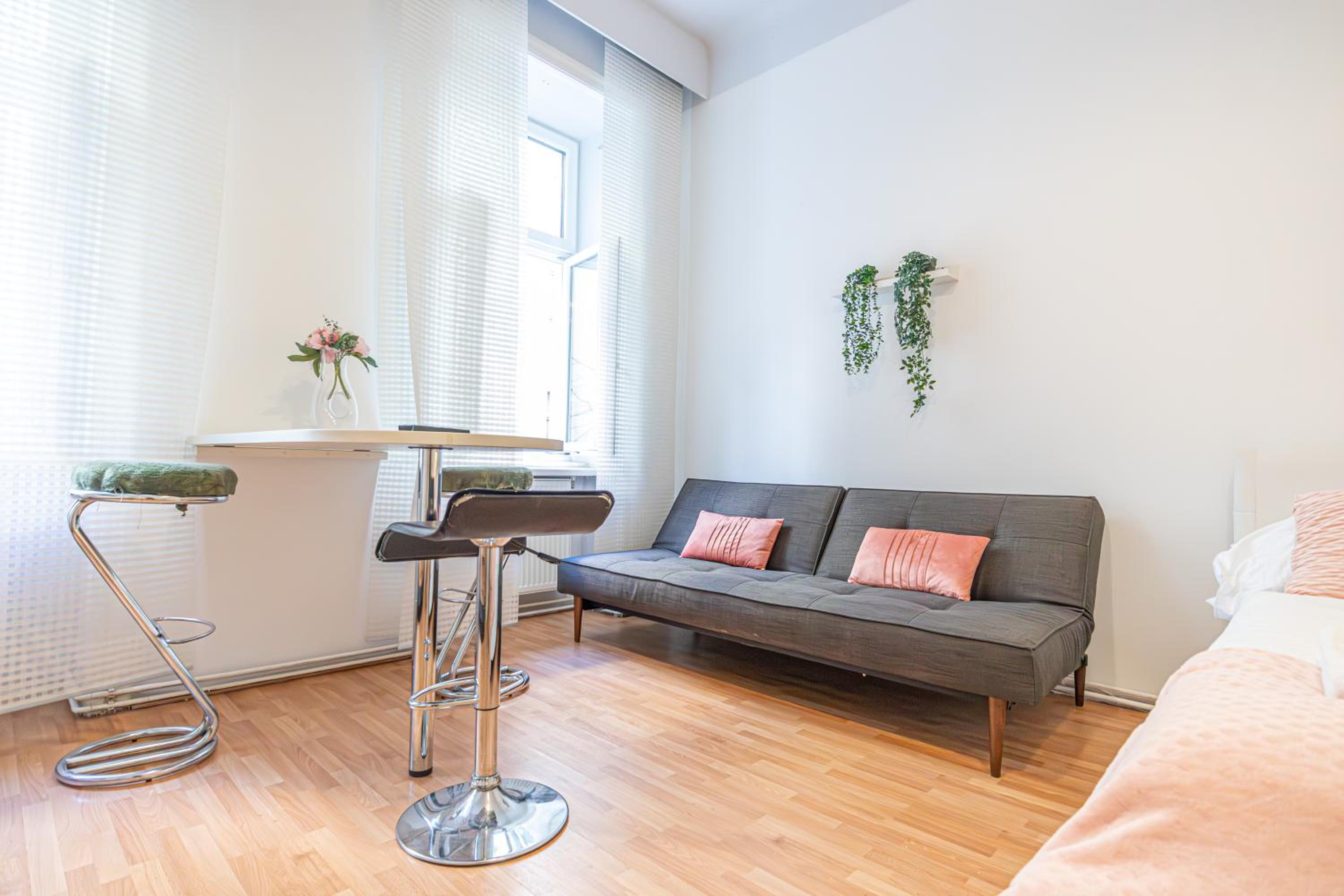 Cozy City Center Retreat 2BR Apt. Homelike Comfort