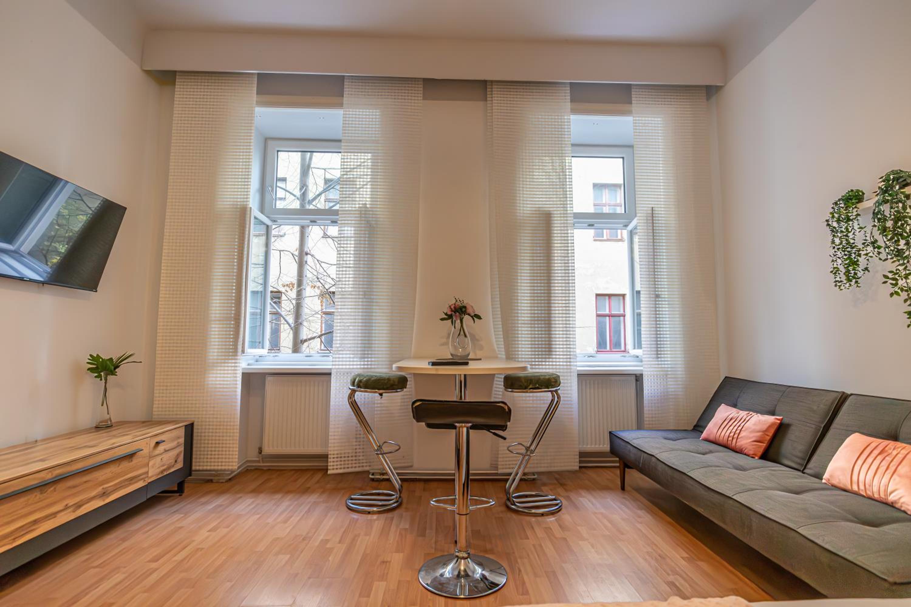 Cozy City Center Retreat 2BR Apt. Homelike Comfort
