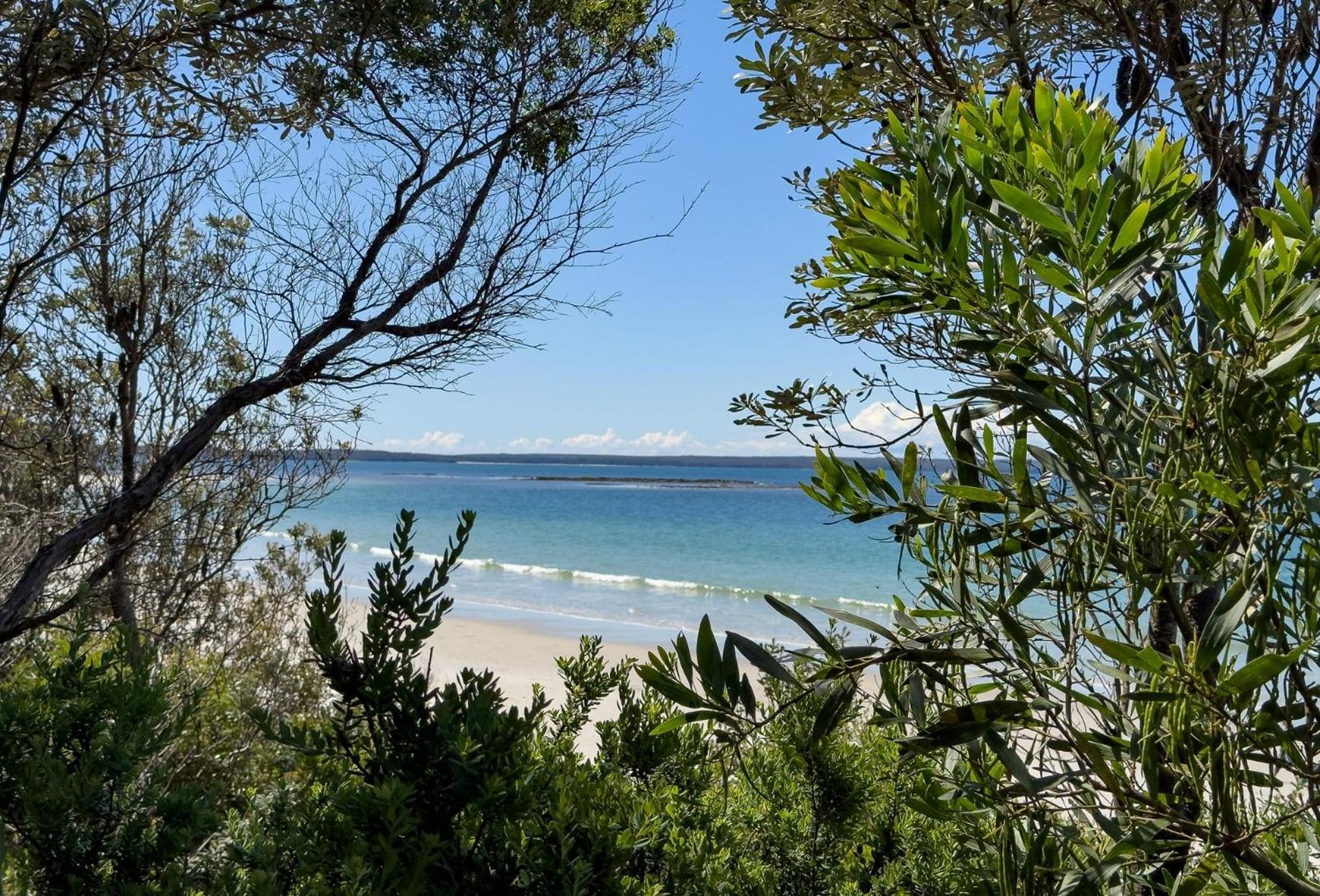 Bluewater Jervis Bay - Pet Friendly Luxury with Spa - 5 Mins Walk to Beach