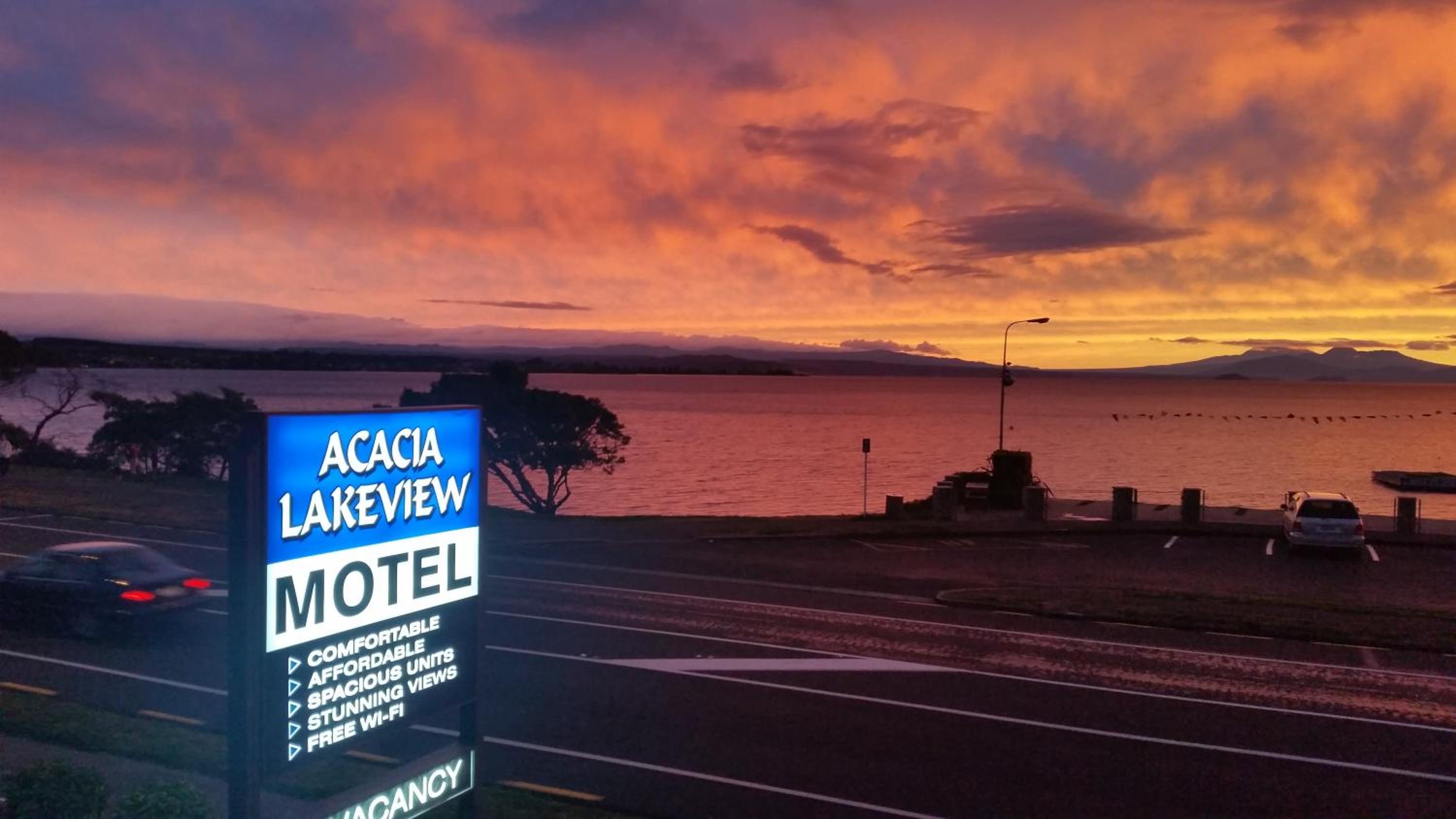 Acacia Lake View Motel