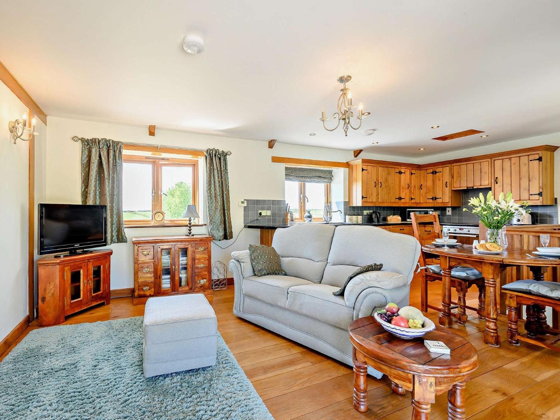 1 Bed in Looe oc-hivie view 4