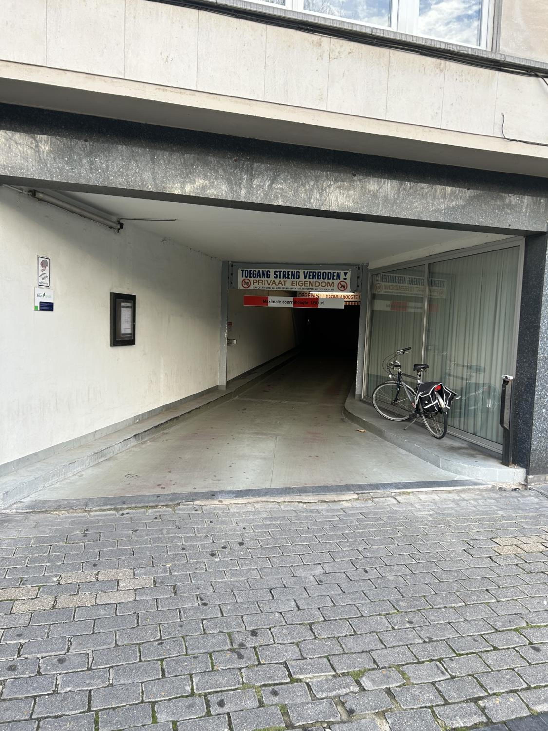 Ostend Center Luxury Top Floor Apartment with Free Parking
