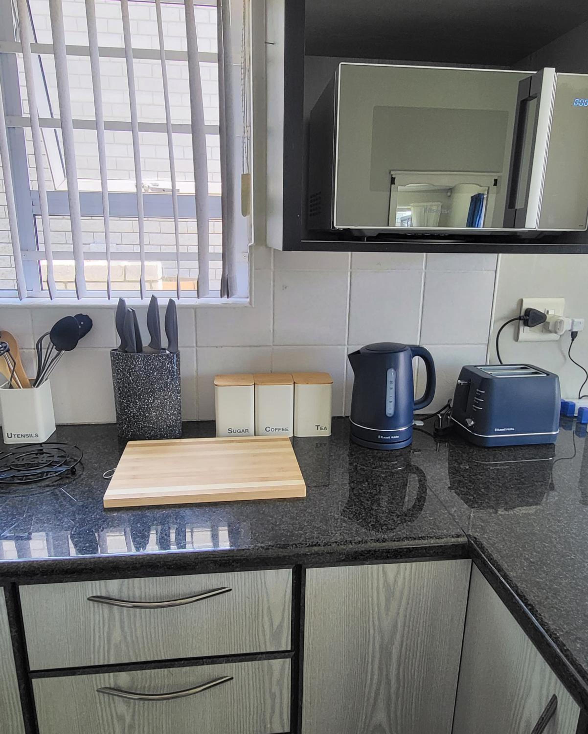 APPLES APARTMENT 6B