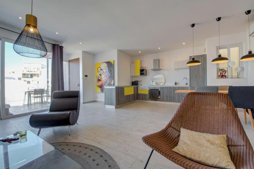 White Lotus, Modern Large-Terraced Penthouse in Marsascala view 3
