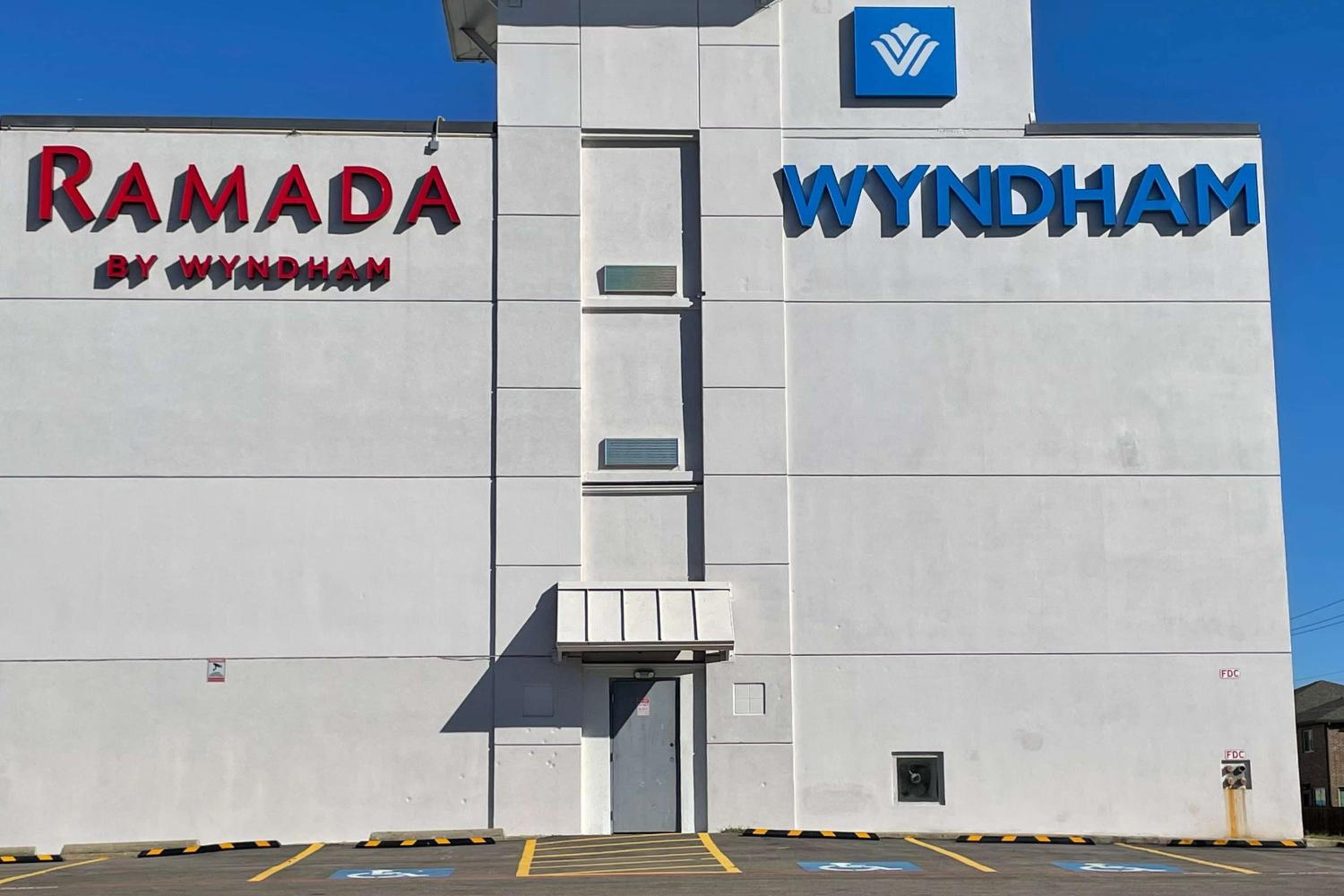 Hotel Ramada by Wyndham DFW Airport