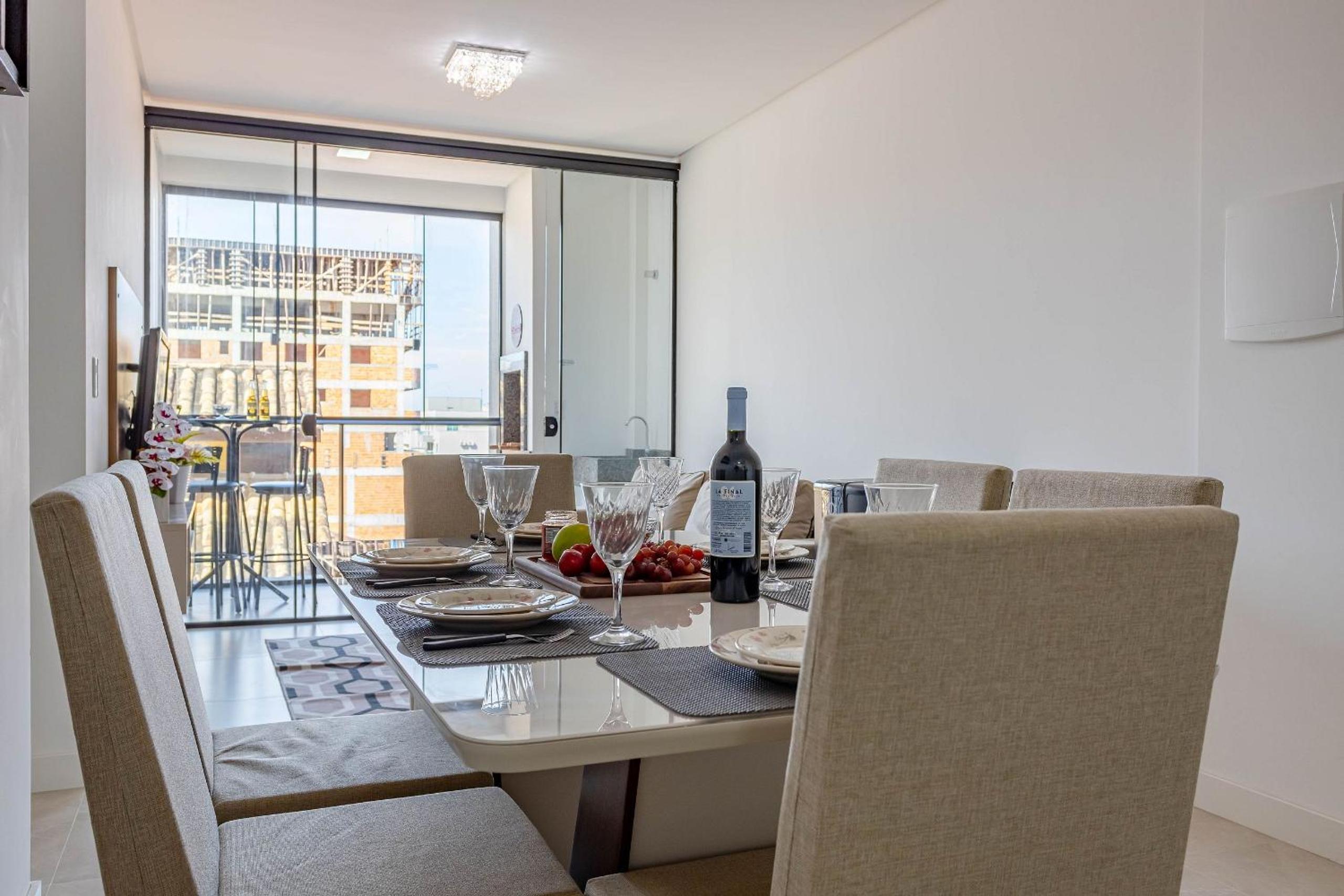 Apartamento em Condomínio com Piscina Pertinho do Mar