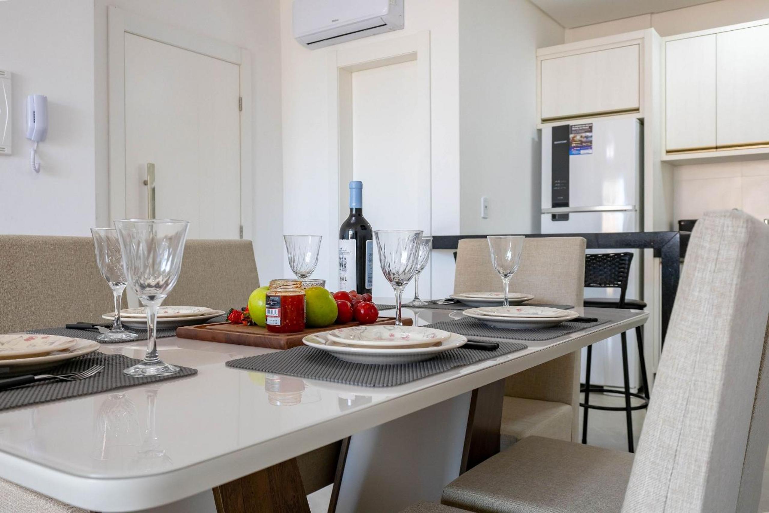 Apartamento em Condomínio com Piscina Pertinho do Mar