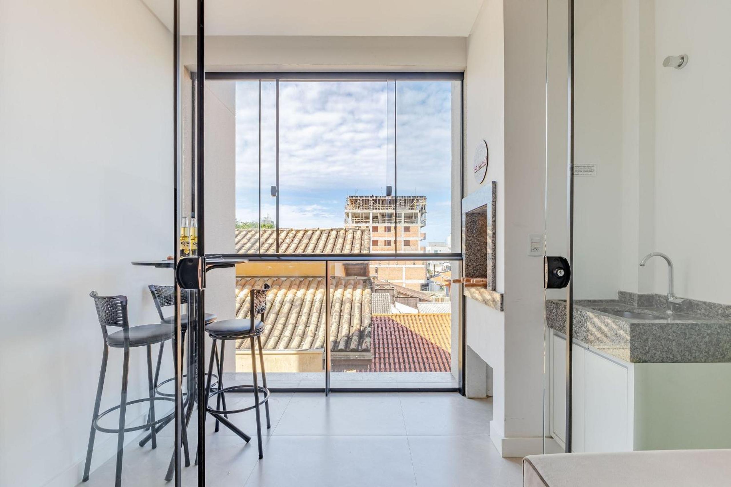 Apartamento em Condomínio com Piscina Pertinho do Mar