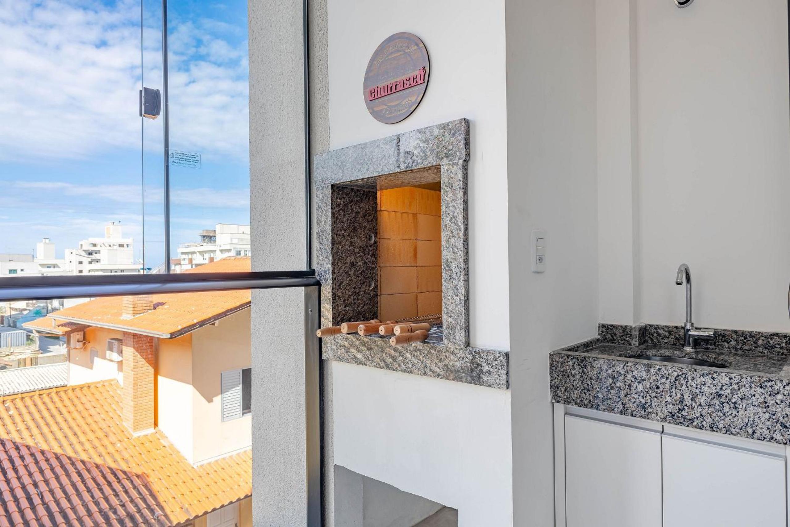 Apartamento em Condomínio com Piscina Pertinho do Mar