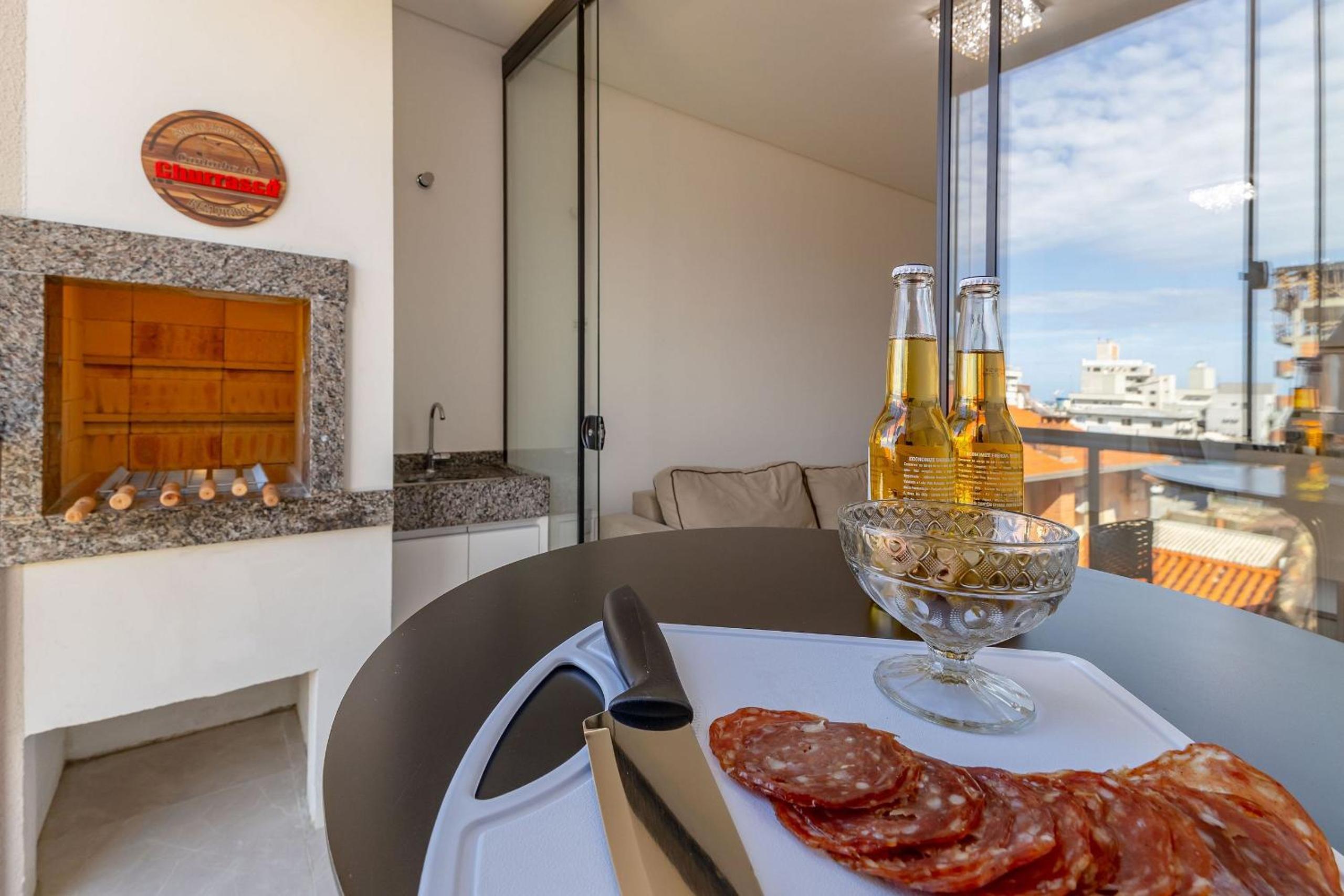 Apartamento em Condomínio com Piscina Pertinho do Mar
