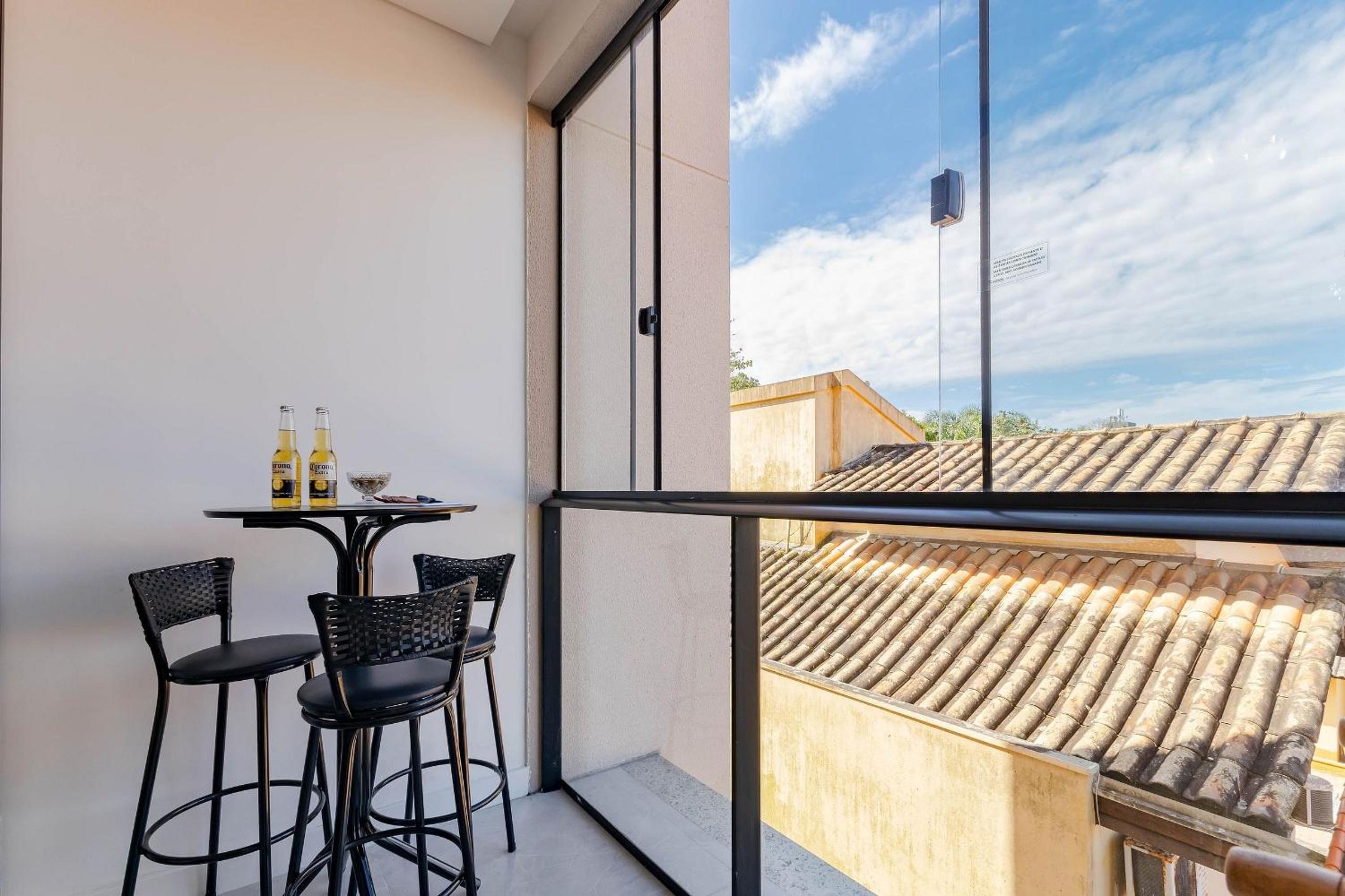 Apartamento em Condomínio com Piscina Pertinho do Mar